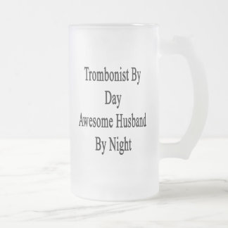 Trombonist av den enorma maken för dag vid natt frostat ölglas