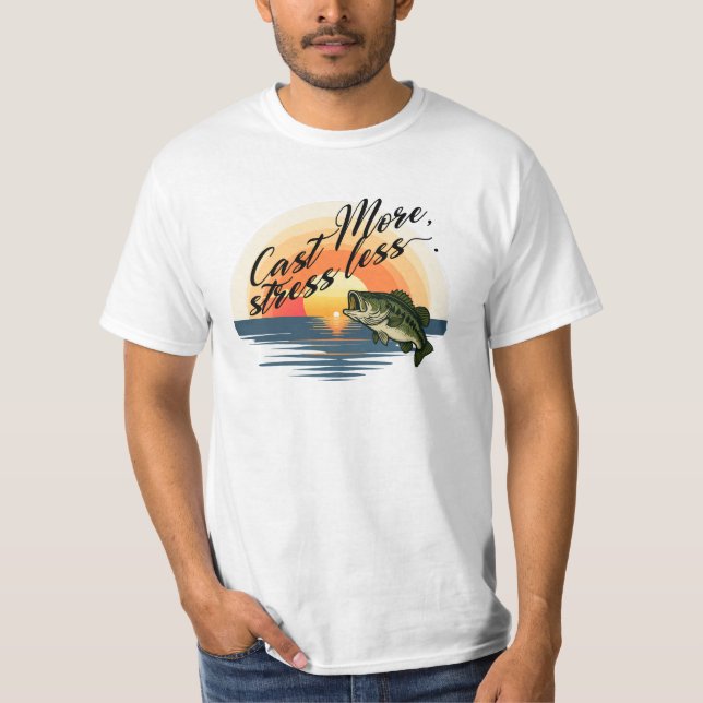 Trophy Bass Fiske Grafisk Kasta mer, stressa mindr T Shirt (Framsida)