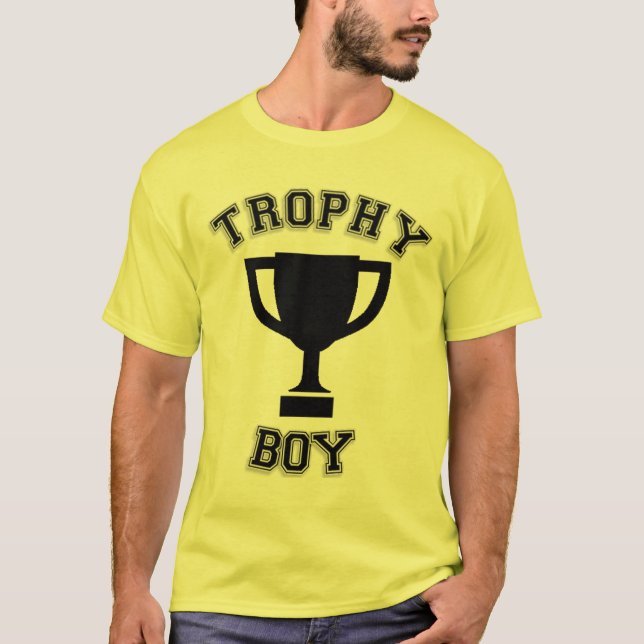 TROPHY BOY HUMOR T-SHIRT (Framsida)