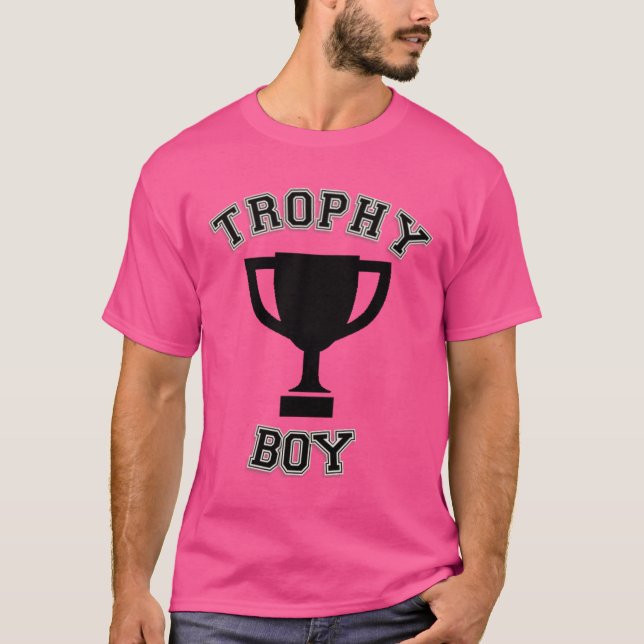 TROPHY BOY HUMOR T SHIRT (Framsida)