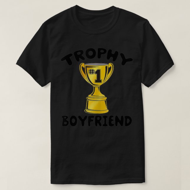 TROPHY BOYFRIEND FUNNY T SHIRT (Design framsida)