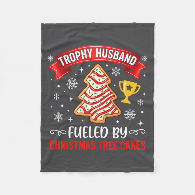 Trophy Husband Fueled By Tree Cake Snacks  Fleecefilt (Framsidan)