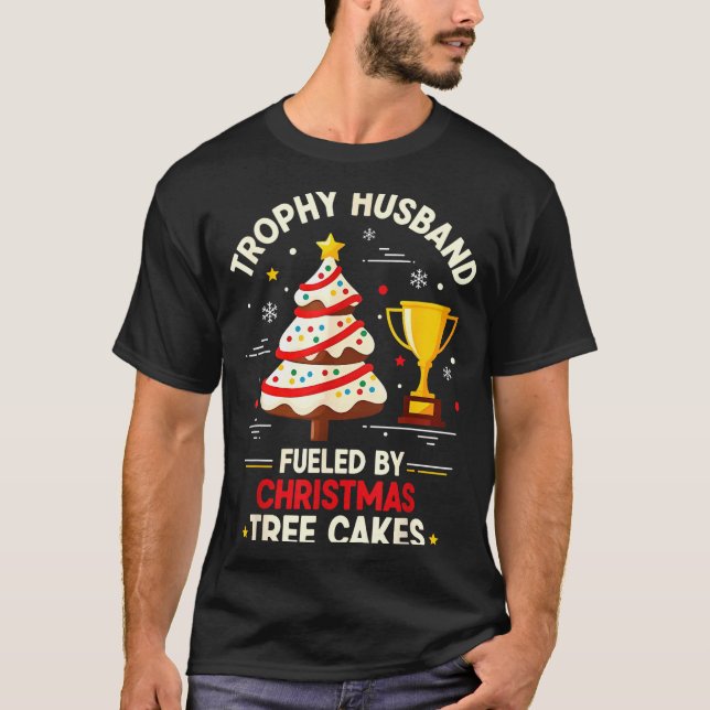 Trophy Retro Husband Fueled By Christmas Tree Cake T Shirt (Framsida)