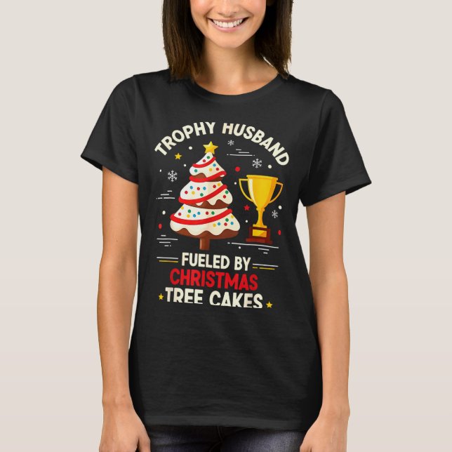Trophy Retro Husband Fueled By Christmas Tree Cake T Shirt (Framsida)