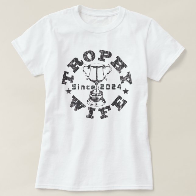 Trophy Wife sedan 2024 T Shirt (Design framsida)