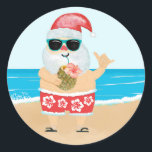 Tropical Aloha Hawaiian Santa Beach Runt Klistermärke<br><div class="desc">Juldekaler (eller kuvertsälar) har en söt Santa på en tropisk strand med röd och vit hawaiisk kort med hibiscus mönster,  sipprar från en ananas och blinkar Aloha-tecknet. Originalteckningen KL Lagrar</div>