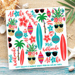 Tropical Beach Hawaiian Pineapple Mele Kalikimaka Julkort<br><div class="desc">Det tropiska strandtemat med kvadratjulkort har mönster på surfbrädor,  handflatan träd med sträng ljus,  dekorerad ananas,  hibiscus-blommor,  solglasögon,  prydnadsföremål och Hawaiianska hälsning "Mele Kalikimaka" och "Aloha". Perfekt för strand-,  kust-,  ö- och surfteman. Originalteckningen KL Lagrar.</div>