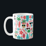 Tropical Beach Hawaiian Pineapple Mele Kalikimaka Kaffemugg<br><div class="desc">Det tropiska strandtemat Juli mugg har ett mönster av surfbrädor,  handflatan träd med sträng ljus,  dekorerad ananas,  hibiscus-blommor,  solglasögon,  prydnadsföremål och hawaiiska hälsning "Mele Kalikimaka" och "Aloha". Originalteckningen KL Lagrar.</div>