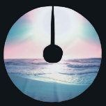Tropical Beach Photo (Tropical Beach Foto), sommar Julgransmatta Borstad Polyester<br><div class="desc">Vackra tropiska strandsoljor med sjölandskap i färg, med ett fantastisk iridescent regnbåge färg solnedgång över havet, blått havsområde vinkarare lugn, blöjande blåsidssand och en stor ljusnande vit sol, som ger en blandning av rosa, teal, blått, grönt gult pastel färg oriszon kusten . Detta unika tropiska paradis havets originella natur bild...</div>