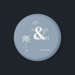 Tropical Bröllop Dusty Blue Magnet<br><div class="desc">Vit handflatan och årstidsbunt på dammig blå bakgrund. Om du vill ändra information klickar du på Information. Om du vill flytta texten eller ändra storlek, teckensnitt eller färg klickar du på Redigera med Design Verktyg. Visa samlingslänken på den här sidan om du vill se alla matchande objekt i den här...</div>