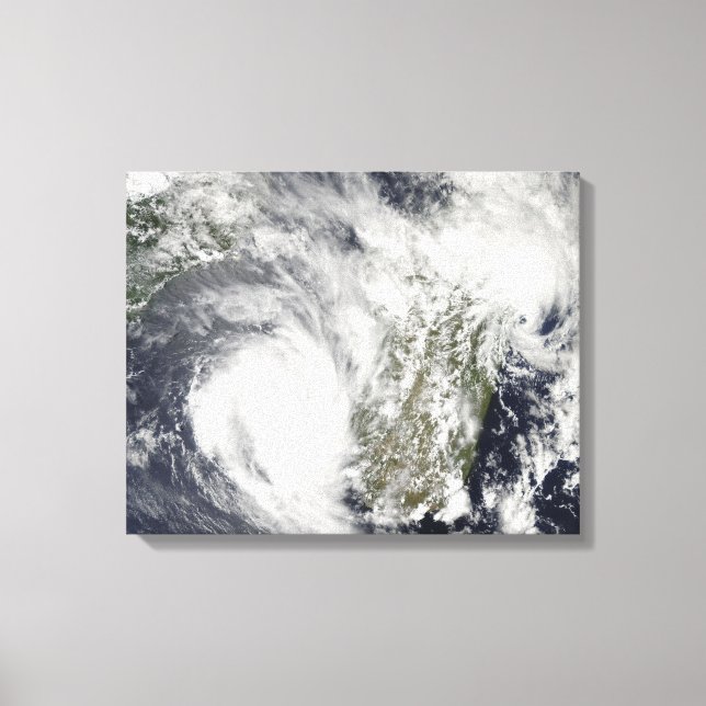 Tropical Cyclones Eric och Fanele 2 Canvastryck (Framsida)
