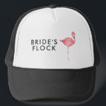 Tropical Flamingo Brudens sida Personlig Keps<br><div class="desc">Perfektens bachelorette hattar för din "Flamingle" party! Våra flamingo brudens sida truckerkepsar är perfekten för din besättning att få all uppmärksamhet överallt och dina gals går! Lägg till anpassningsbarnas ordalydelse i den här designen genom att använda rutorna "Redigera den här designmallen" på objektets höger eller klicka på den blå "Anpassa...</div>