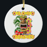 Tropical Funny Aloha Beacher Hawaiian Tiki Julgransprydnad Keramik<br><div class="desc">En tropisk hawaiisk Tiki-staty,  Aloha Beacher,  med handflatan träd och hibiscus blommor.</div>