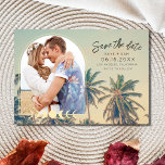 Tropical Handflatan Photo Beach Wedding Spara Datumet<br><div class="desc">Bröllop spara datum perfekt för ditt badbröllop i handflatan träd med bågfoto. Anpassa med information om foto och bröllop,  skicka e-post till familj och vänner och be dem att reservera ditt bröllop-datum.</div>