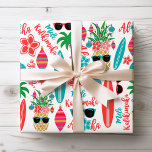 Tropical Hawaiian Mele Kalikimaka jul Presentpapper<br><div class="desc">Den tropiska julomslutningen är papper mönster av surfbrädor,  handflatan träd med sträng ljus,  dekorerad ananas,  hibiscus blommor,  solglasögon,  prydnadsföremål och hawaiiska hälsning "Mele Kalikimaka" och "Aloha". Perfekt för strand-,  kust-,  ö- och surfteman. Originalteckningen KL Lagrar.</div>
