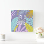 Tropical hej Summer | Kvadratväggslås Fyrkantig Klocka<br><div class="desc">Bakgrund med tropisk löv i pastel färg blue,  rosa och kalk med anpassningsbar "hej sommar"</div>