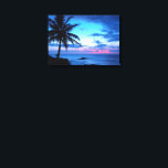 Tropical Island Söt Rosa Blue Sunset liggande Canvastryck<br><div class="desc">Fin naturfotografi. Ett foto av snyggt och klass med ljus och mörk blått,  turkos,  violett,  ametyst lila och pastel rosa färgad solnedgång på en exotisk Hawaiisk ö-strand med handflatan träd. En tropisk scen för söt älskare på Hawaii,  Karibiska stränder,  havet,  havet,  tropikernornas skönhet och populära semestermål för soliga sommarledigheter.</div>