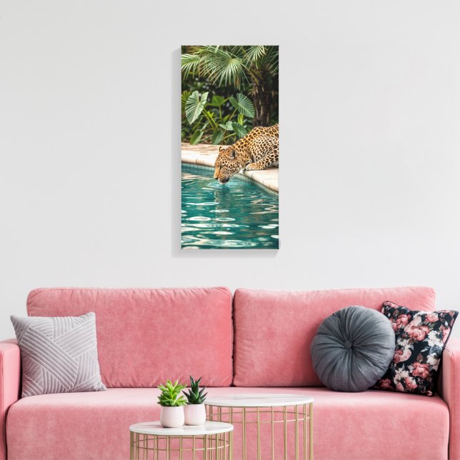 Tropical Leopard Drinking Canvas Print – Jungle An (Insitu (Vardagsrum))