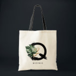 Tropical Monstera Brev Q Monogram Bridesmaid Tygkasse<br><div class="desc">Anpassade brev Q monogram till väska med vattenfärgade tropiska monstera löv,  faux guld foil löv och svarta vattenfärgshålpenselaccenter. Anpassa det tropiska monogrammet till väskan genom att lägga till ditt namn eller annan information. Denna boho brev Q-monogrampåse blir perfekt som gåva. Andra brev finns tillgängliga.</div>