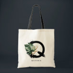 Tropical Monstera Brev Q Monogram Bridesmaid Tygkasse<br><div class="desc">Anpassade brev Q monogram till väska med vattenfärgade tropiska monstera löv,  faux guld foil löv och svarta vattenfärgshålpenselaccenter. Anpassa det tropiska monogrammet till väskan genom att lägga till ditt namn eller annan information. Denna boho brev Q-monogrampåse blir perfekt som gåva. Andra brev finns tillgängliga.</div>