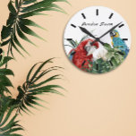 Tropical Parrot Macaw Rund Klocka<br><div class="desc">Den här designen har skapats genom digital grafik. Det kan vara personlig i området att tillhandahålla eller anpassa genom att klicka för att anpassa ytterligare alternativ och ändra namn, initialer eller ord. Du kan också ändra texten färg och stil eller ta bort texten för en bilddesign. Kontakta mig på colorflowcreations@gmail.com...</div>