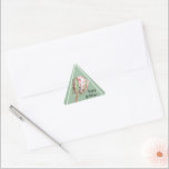 Tropical Rosa Protea Blommigt on Mint Triangelformat Klistermärke<br><div class="desc">En vacker,  handmålad blommar för blommigt av vattenfärgsprotea på en mint grönt,  dessa TRIANGLE-klistermärken är vackra för inbjudningskomponenter,  party favors,  presentförpackningar och mycket annat. Ändra bakgrunden färg till vad som helst! ALLA FORMER som gjorts för dig i vår butik samt MATCHING-objekt —> http://bit.ly/2TLWeM5 <—</div>