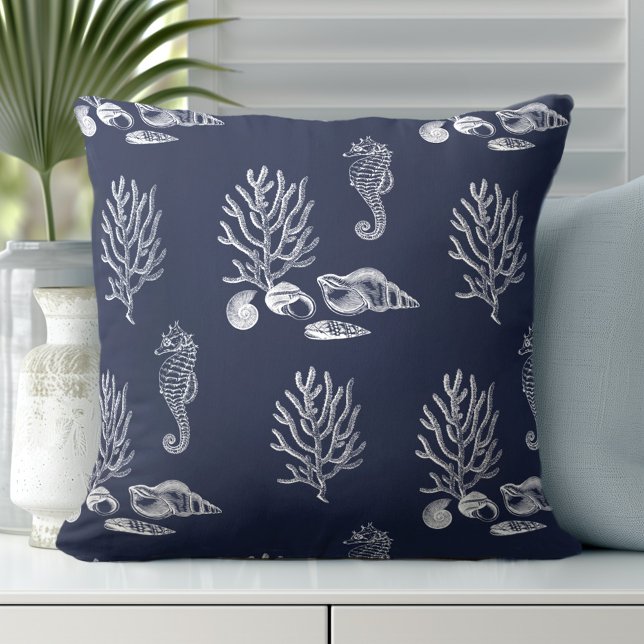Tropical Sea Horse Snäcka Navy Blue White Kudde (Discover Gorgeous Coastal Throw Pillows by Totally Coast.)