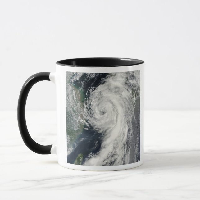 Tropical Storm Dianmu Mugg (Vänster)