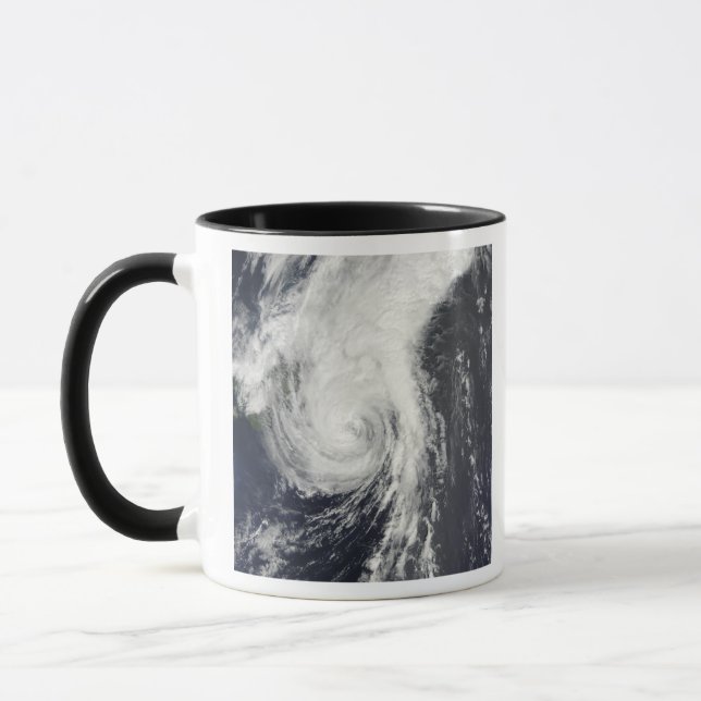 Tropical Storm Krovanh Mugg (Vänster)