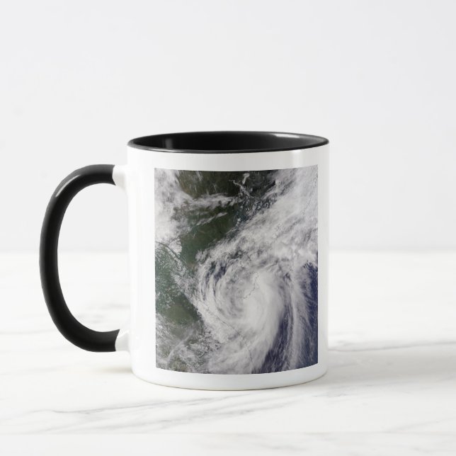 Tropical Storm Mekkhala Mugg (Vänster)