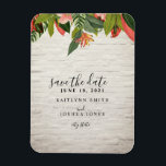 Tropical White Brick Bröllop spara datum Magnet<br><div class="desc">En bröllop spara datum-magnet med en bild av tropiska blommor och handflatan lämnar uppifrån och grund över en vit tegelbakgrund.</div>
