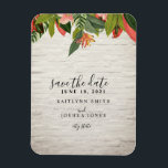 Tropical White Brick Bröllop spara datum Magnet<br><div class="desc">En bröllop spara datum-magnet med en bild av tropiska blommor och handflatan lämnar uppifrån och grund över en vit tegelbakgrund.</div>