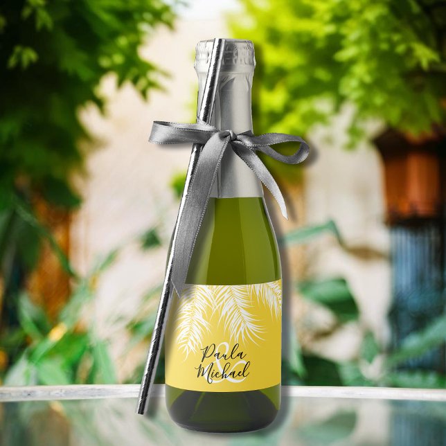 Tropical White Handflatan Träd på Bright Gult Mini (White palm tree fronds on yellow mini sparkling wine labels personalized for your wedding)