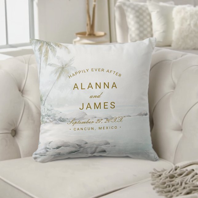 Tropisk akvarell strandbröllopssjalpillow  kudde (Personalized beach wedding pillow with “Alanna and James” text on a cream tufted couch.)