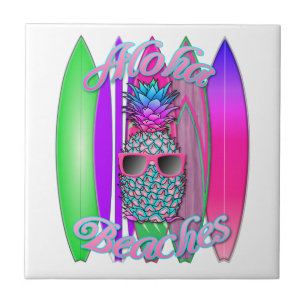 Tropisk Aloha strandroligt som surfar ananas Kakelplatta