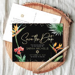 Tropisk Bat mitzvah Spara Datum Black Guld Blommig Inbjudan Vykort<br><div class="desc">Se till att alla dina vänner och släktingar kan fira din dotters milstolpe Bat mitzvah! Skicka ut den här chicen, personligen "Spara datummeddelande" vykort. Snyggt, bedövande, färgstarka, tropiska vattenfärgfåglar av paradisblommor, handskrivet faux guld-skript, stjärnan av David och glitter-punkter, tillsammans med modern sans serif-typ, täcker över en dramatisk, svart bakgrund. Anpassa...</div>