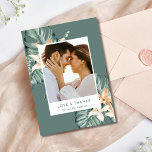 Tropisk Blommigt Photo Bröllop Tack<br><div class="desc">Jag vill uttrycka er tacksamhet i stil med den här vackert designade Tropiska Blommigten Photo Bröllop - tackkort. Det här kortet utstrålar varma övirus med grönt tropiska löv och pulserande blommigtar. Det skapar det perfekt sättet att tacka dina kära för att de har delat din speciella dag. På kortets framsida...</div>