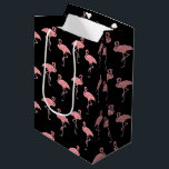 Tropisk design för shock rosa Flamingo Flock<br><div class="desc">Ta med tropikarna till firande med detta fet shock rosa flamingomönster. Den här designen har en uppspelande flamingos på en slående svart bakgrund och tillför en livlig kustcharm till alla händelser. Perfekt för tropiska födelsedagar,  sommar bröllop,  strand party och bachelorette firande. Gör presenten tydlig med den här oförglömliga flamingodesignen.</div>