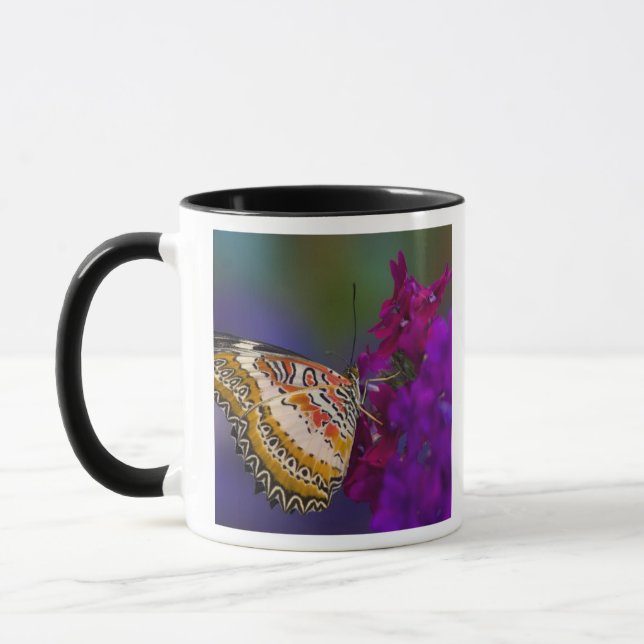 Tropisk fjäril på lila blommor mugg (Vänster)