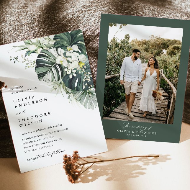 Tropisk grön monstera-foto bak bröllop inbjudningar (Tropical photo wedding invitation sage green monstera floral suite with couple photo card)