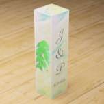 Tropisk Grönt Löv Watercolor Monogram Vin box Vinlåda<br><div class="desc">Romantiskt stänk av mjuk rosa, grönt, gult, blå tropisk vattenfärg tvättar med grönt löv på sidorna och baksidan av Bröllande favoritboxar i Vin. Fint för att ni tar emot gåvor till vin eller champagne flaskor som har stuckits inne i landet, eller för årsdagar eller andra särskilda tillfällen. Anpassa med Bride...</div>