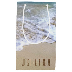 tropisk kustland med frodig surfa