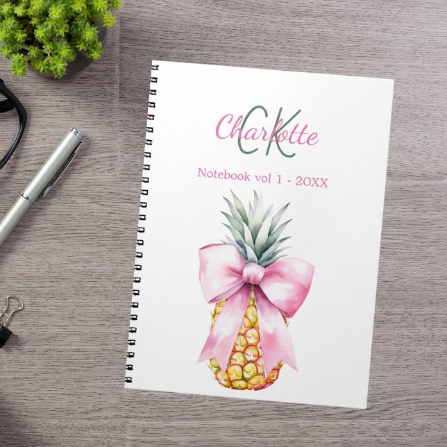 Tropisk monogram för ananas vid rosa anteckningsbok (Skapare uppladdad)