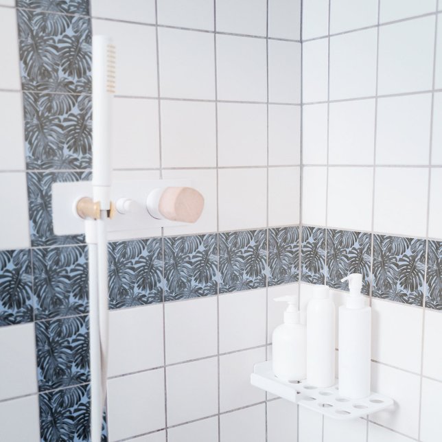 Tropisk Mörk Grått Blue Jungle Löv Kakelplatta (Pattern of decorative tiles in a shower cubicle)