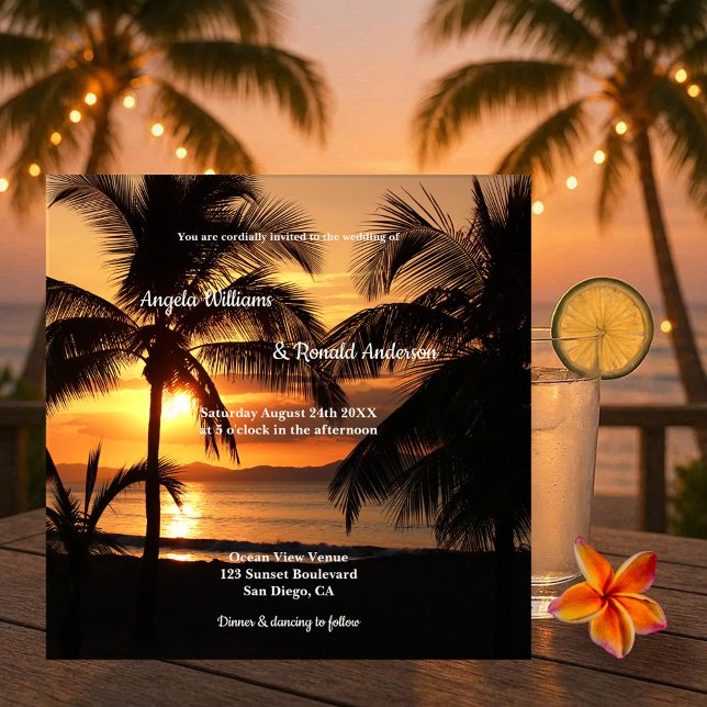 Tropisk palmtree solnedgång strand bröllopsinbjuda inbjudningar (Romantic destination wedding invitation featuring a sunset at the beach framed by palm trees)
