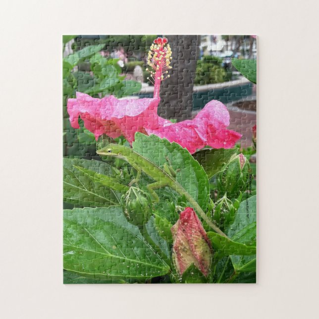 Tropisk Rosa Hibiscus Flower Camouflaged Lizard Pussel (Vertikal)