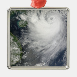 Tropisk storm Koppu som nearing landfall Julgransprydnad Metall