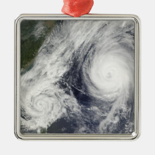 Tropisk storm Parma och toppen Typhoon Melor Julgransprydnad Metall