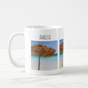 Tropisk strand med halmtaksschirm kaffemugg