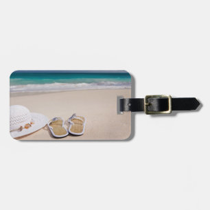 Tropisk strand med hatten och flinflip bagagebricka